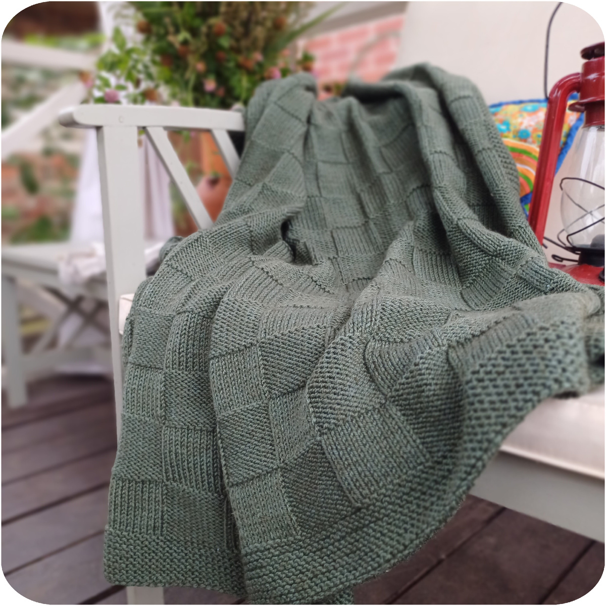 фотосессию проводила в беседке. Винтажный фонарь "Летучая мышь" меня вдохновил своим ярко-красным цветом (фото автора)