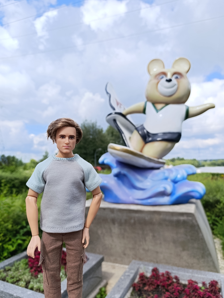 Пит увидел медведя,который стоит на доске для серфинга и захотел с ним сфотографироваться 