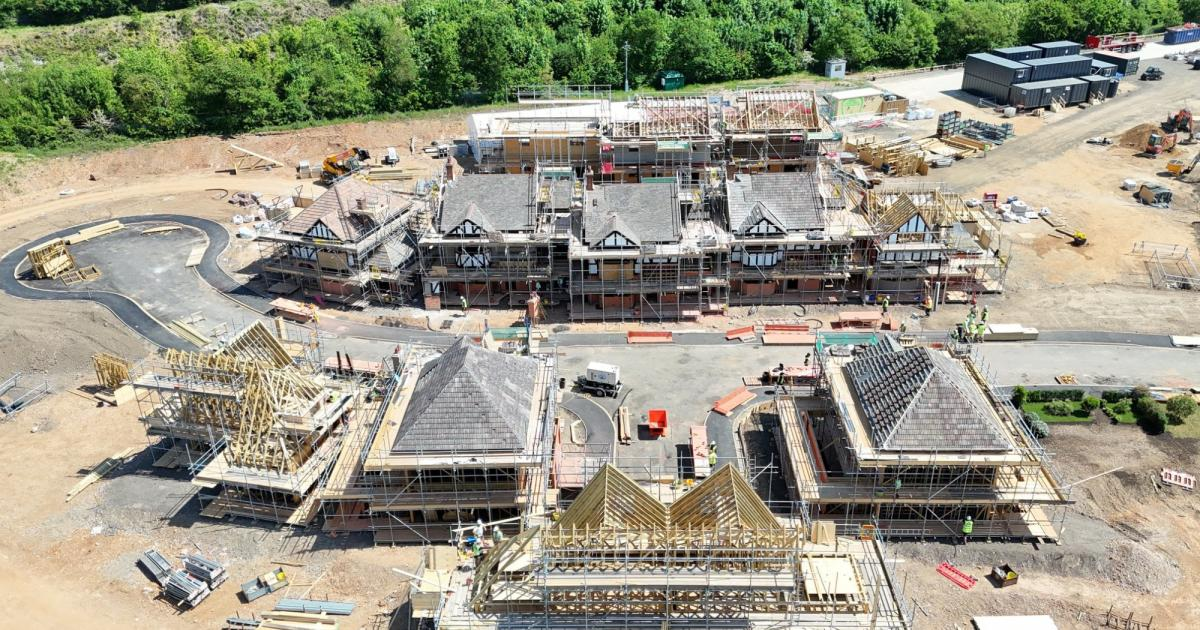 Съёмочная площадка в Студии Ливсден (На этой студии с 2000 по 2011 годы сняли восемь фильмов о Гарри Поттере. Ливсден находится в 30 км от Лондона на территории бывшего аэропорта Уотфорда (графство Хартфордшир))