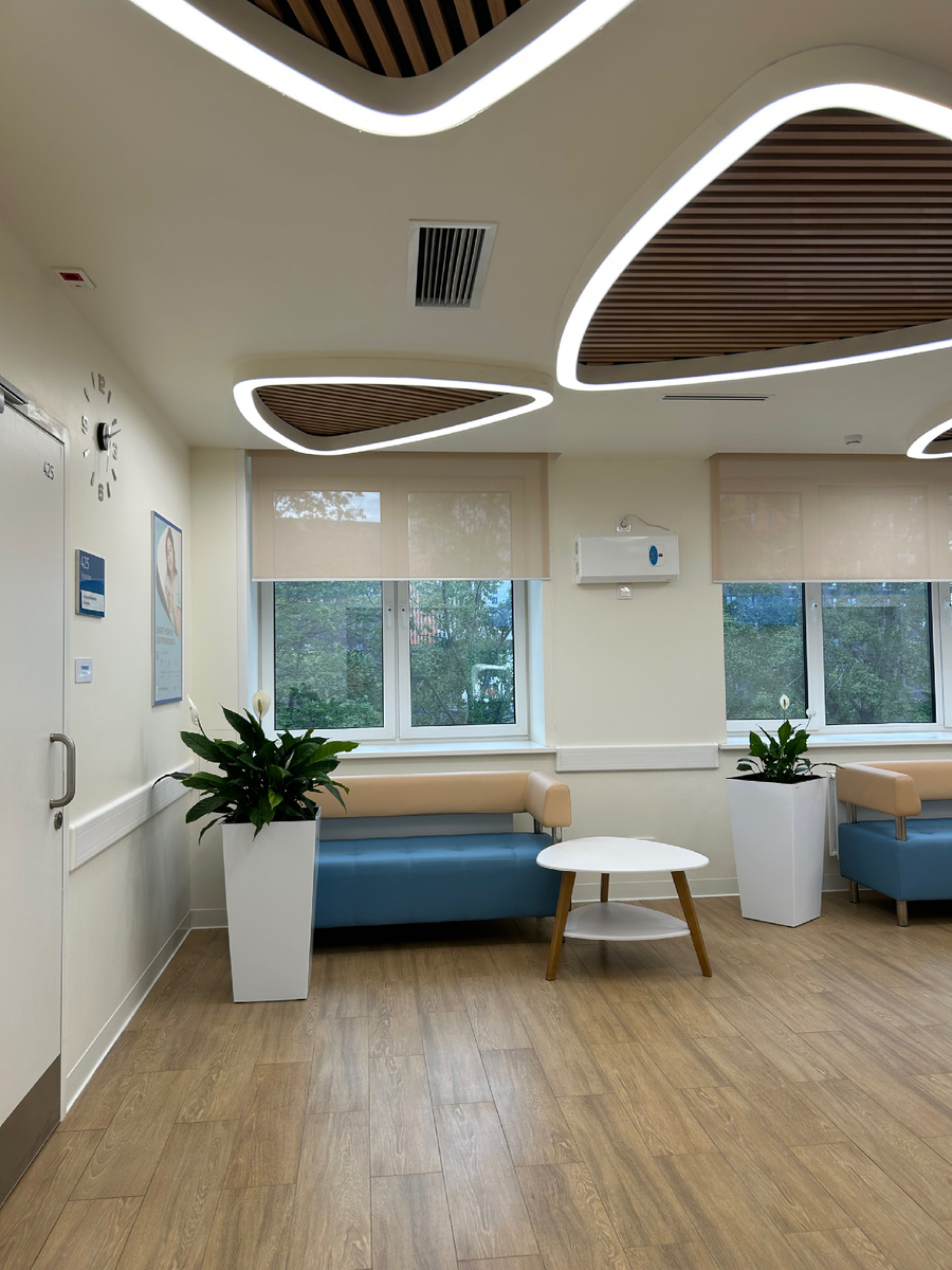 Фото автора. Взрослую поликлинику рядом с домом открыли после капитального ремонта. Дизайн как и в детской поликлинике, даже цветы идентичные