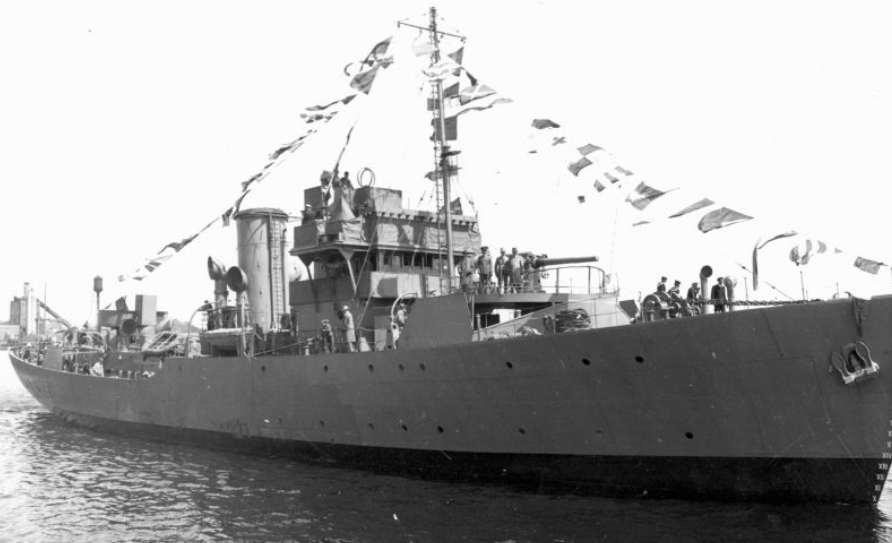 Корвет «Порт Артур» в день приема в состав Королевского флота Канады