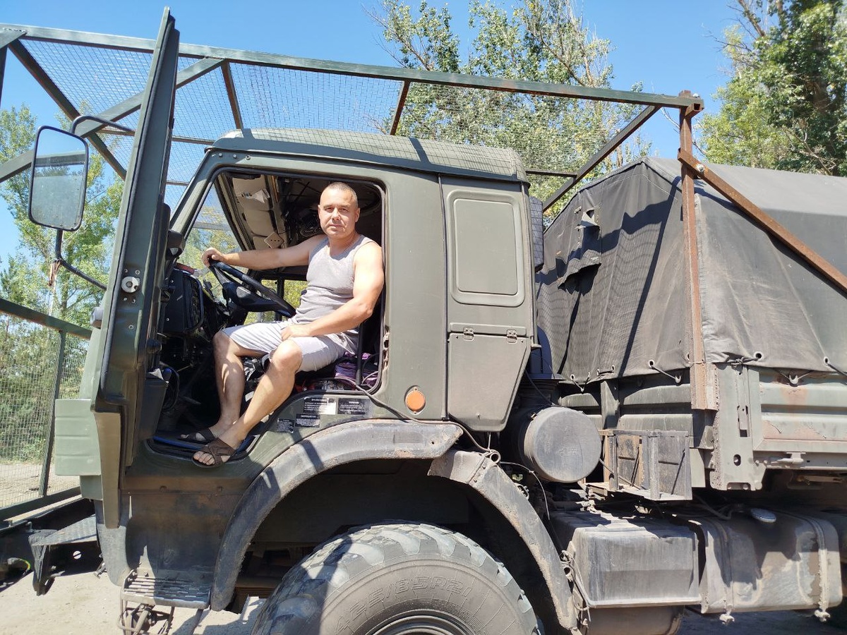 Володя, как профессиональный водитель, оценил КАМАЗ, на котором офицеры приехали за помощью. Там, товарищи, пекло. Это всего 30 градусов было, когда мы встречались. 