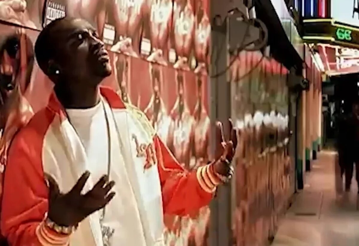    Akon не валялся.