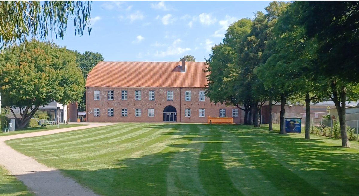 Замок 18-го века и парк вокруг него.