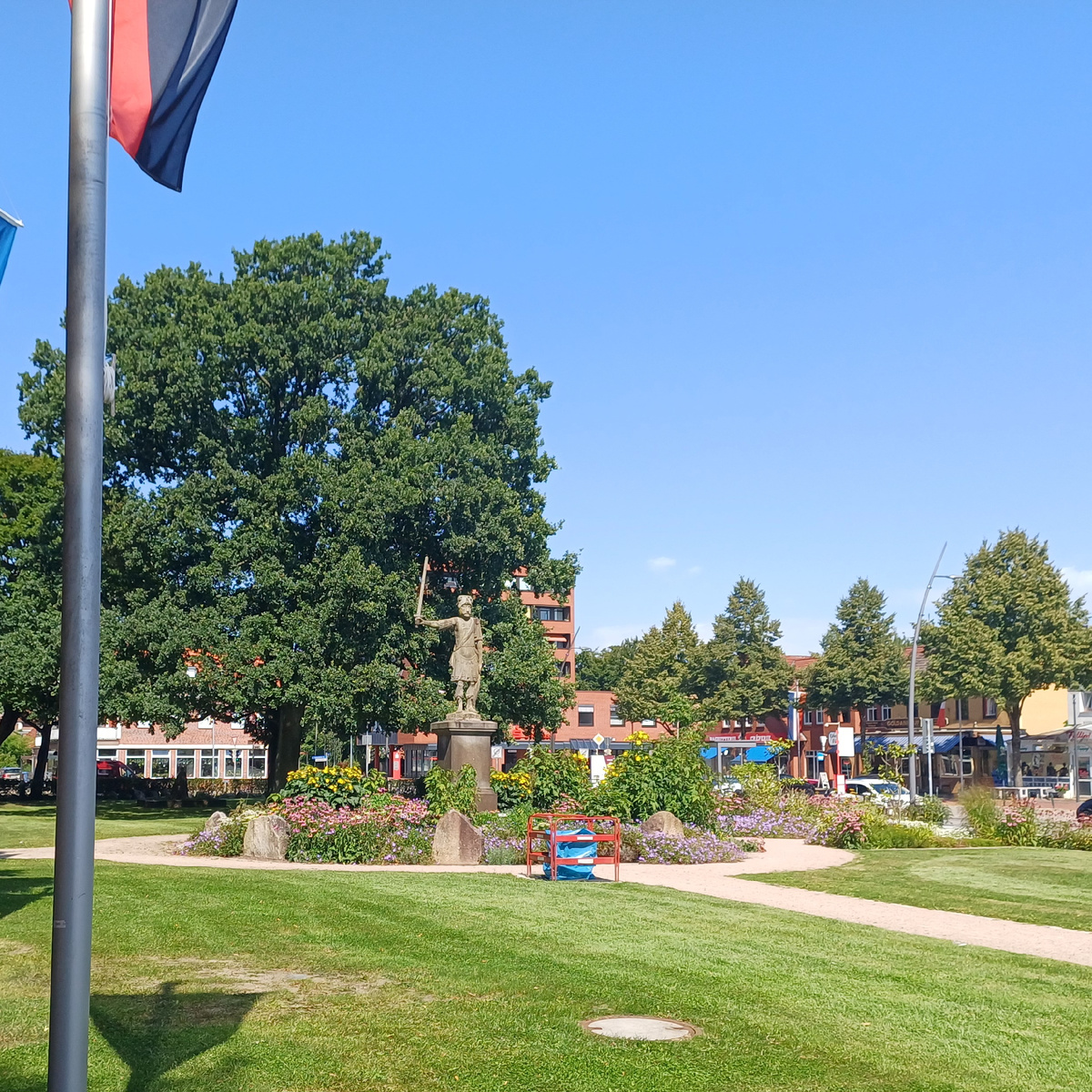 Центр города. Площадь со статуей рыцаря.