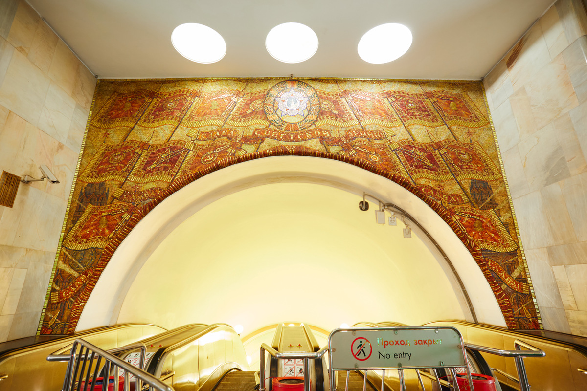 Майоликовое мозаичное панно «Слава Советской Армии» над эскалаторами. По городской легенде, художник замаскировал здесь три православных крестика — попробуйте их найти