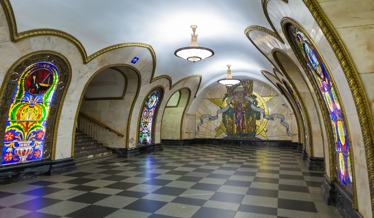 По задумке архитекторов, станция освещается не только лампами, но и через витражи