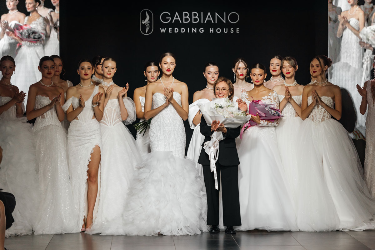 Дизайнер Лариса Постникова и ее модели на показе Дома Gabbiano