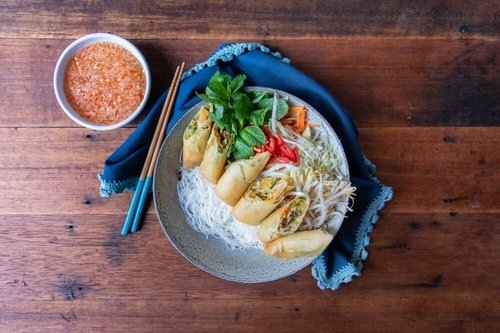 Пример подачи спринг-роллов