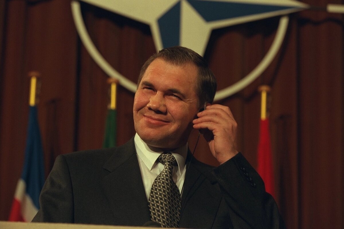   Секретарь Совета Безопасности Александр Лебедь во время посещения штаб-квартиры НАТО в Брюсселе. Бельгия, октябрь 1996 года 
Pascal Le Segretain / Sygma via Getty Images