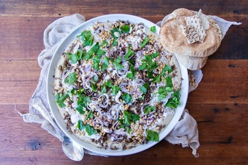 Пример подачи хрустящего говяжьего хумуса