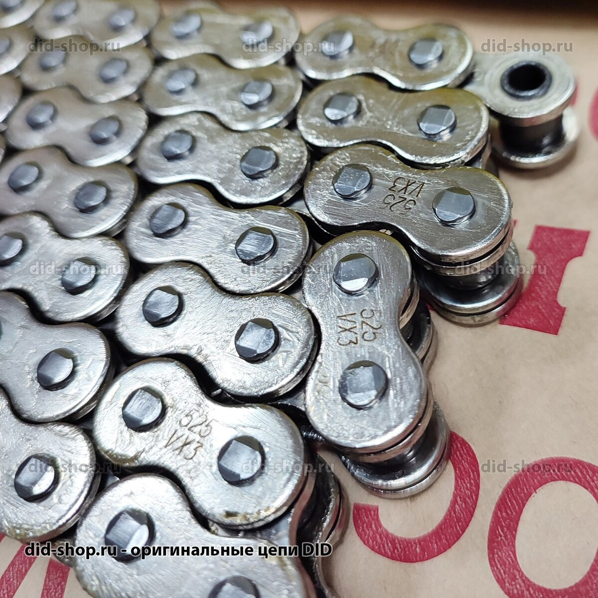 525 VX3 в серебряном цвете, вид сверху, крупным планом, видно четырехгранную расклепку штифтов