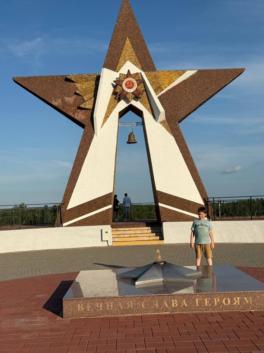 Курган Славы расположен на высоком живописном берегу Десногорского водохранилища