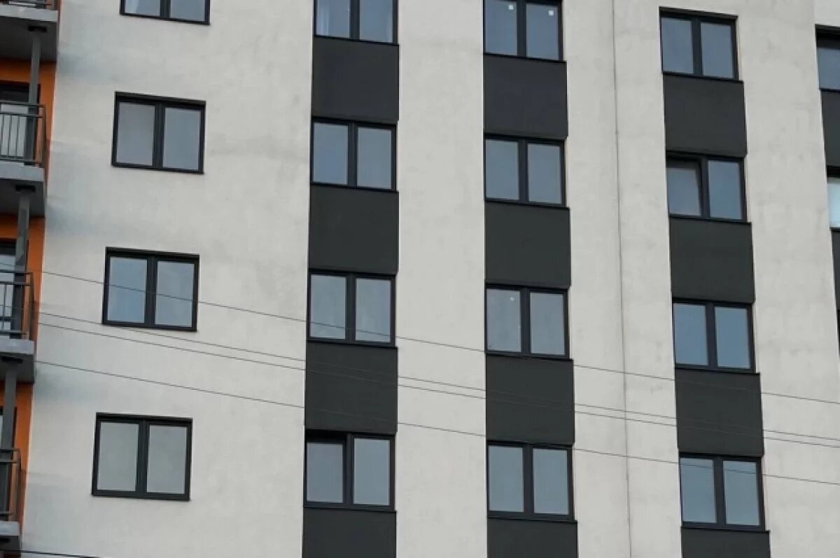    В Ленобласти выясняют подробности падения трехлетнего мальчика с балкона