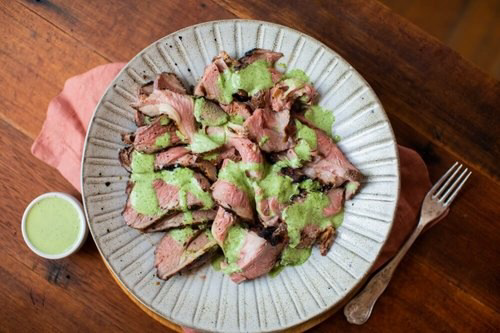 Вариант подачи ножки ягненка с соусом