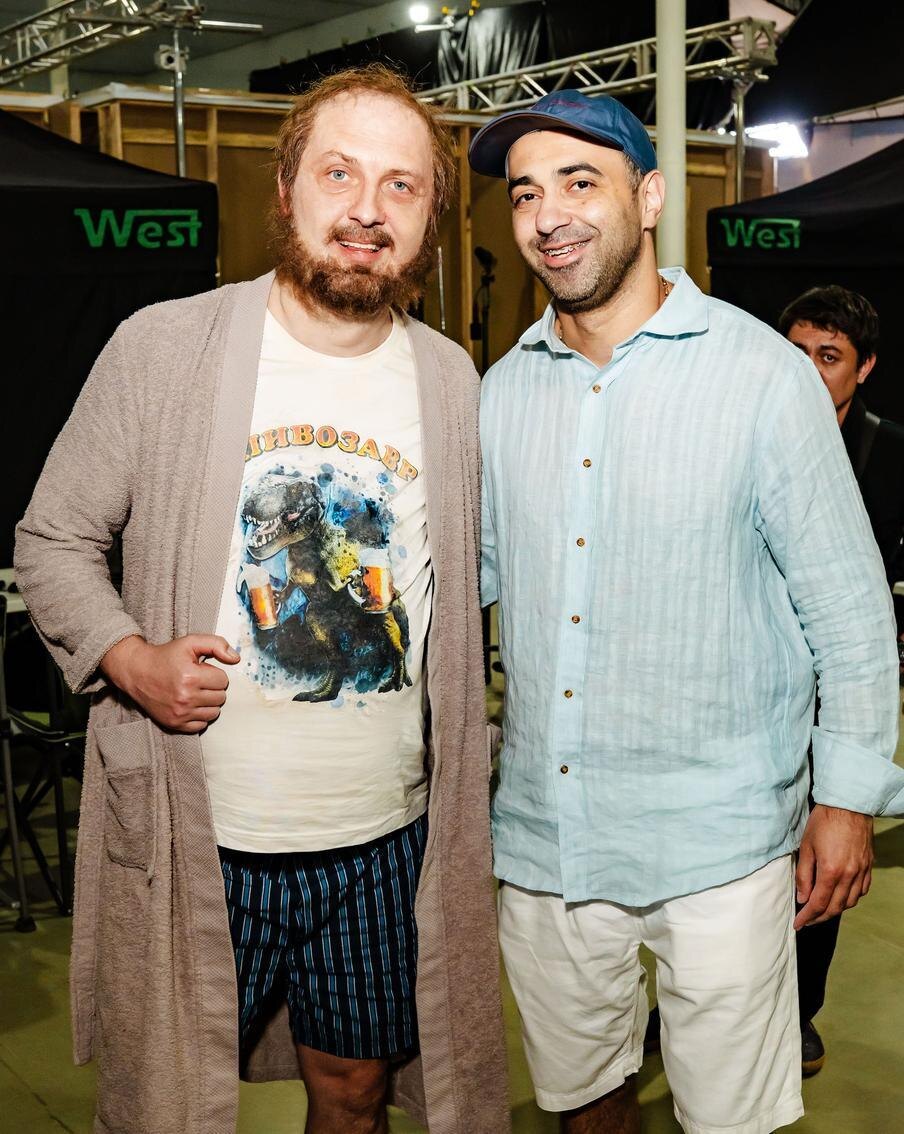 Блогеру Александру Зубареву (слева) пришлось "потолстеть" ради роли. На фото с продюсером фильма "Скуф" Гайком Асатряном. @"Атмосфера кино"