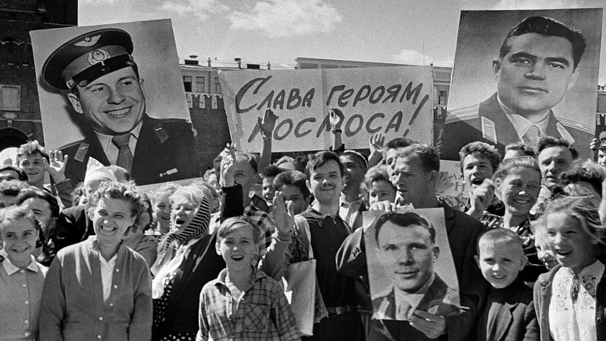 Москвичи на Красной площади приветствуют космонавтов А. Николаева и П. Поповича, совершивших космический полет на космических кораблях «Восток-3» и «Восток-4». Источник: Wikimedia