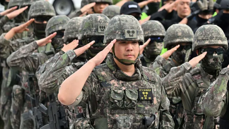 Численность армии Южной Кореи упала ниже порога в 500 000 человек, необходимого, по мнению экспертов, для поддержания боеготовности.