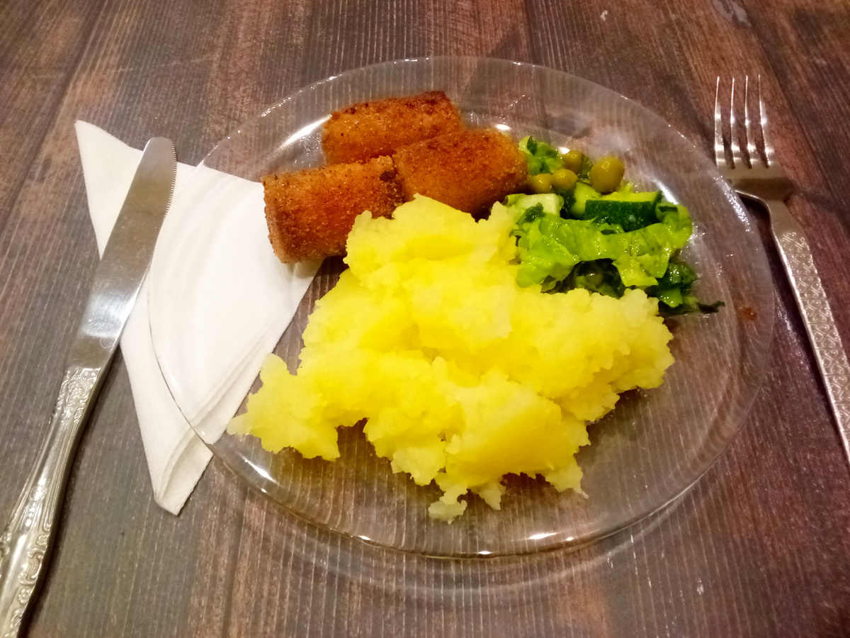 Представьте, что вы пришли с работы, устали и ужасно хотите есть. Думать что приготовить, а потом стоять часами у плиты вы не хотите. Но хочется, чтобы еда выглядела достойно. 