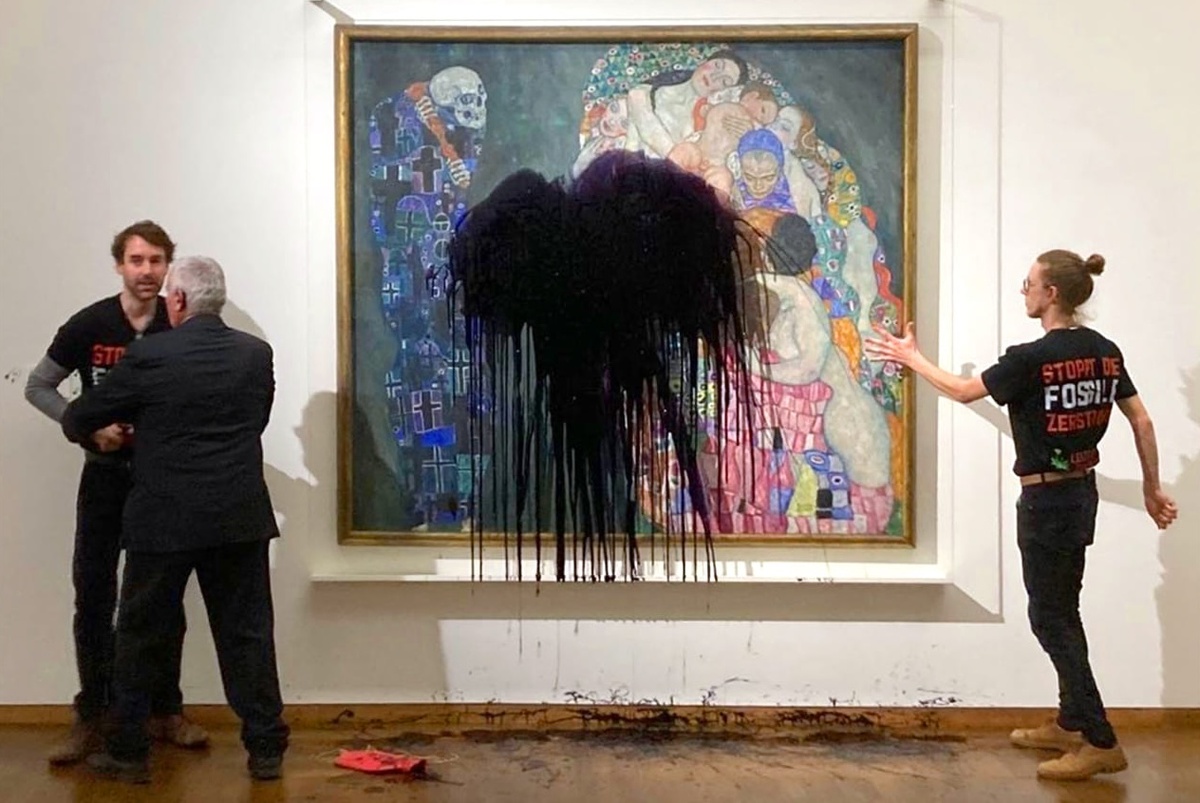 / экоактивисты облили черной краской картину Климта в Вене /
