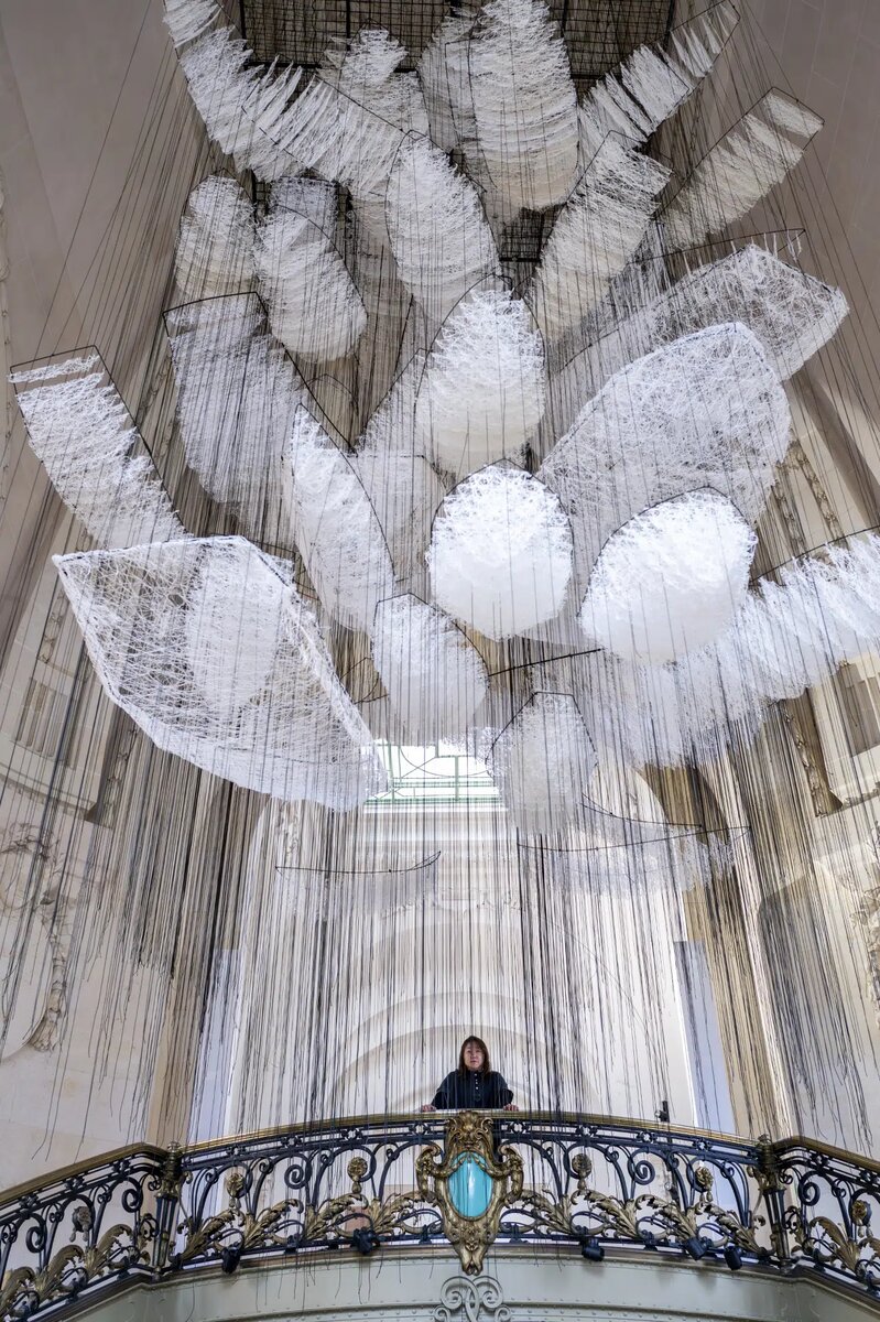 Чихару Шиота на своей выставке в Гран-Пале (Фото из интернета) 