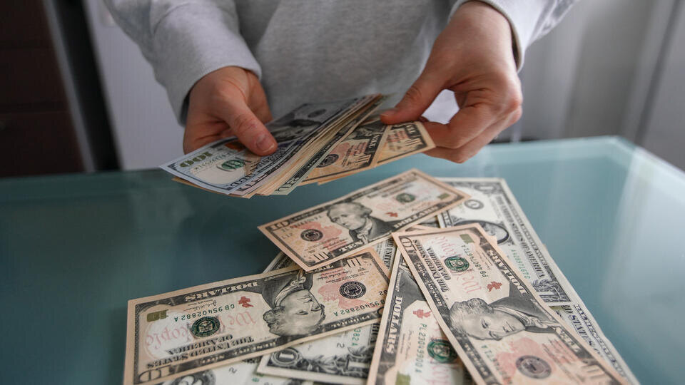     Bloomberg: роль доллара как мировой резервной валюты падает из-за Трампа ИЗВЕСТИЯ/Анна Селина