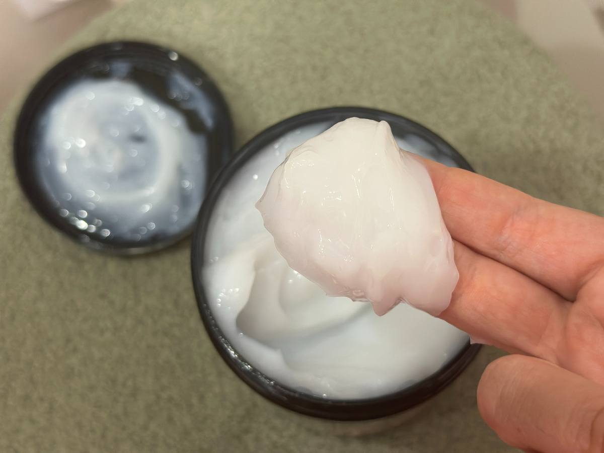 Консистенция больше похожа на кондиционер. Я видела маски поплотнее, но наносить удобно