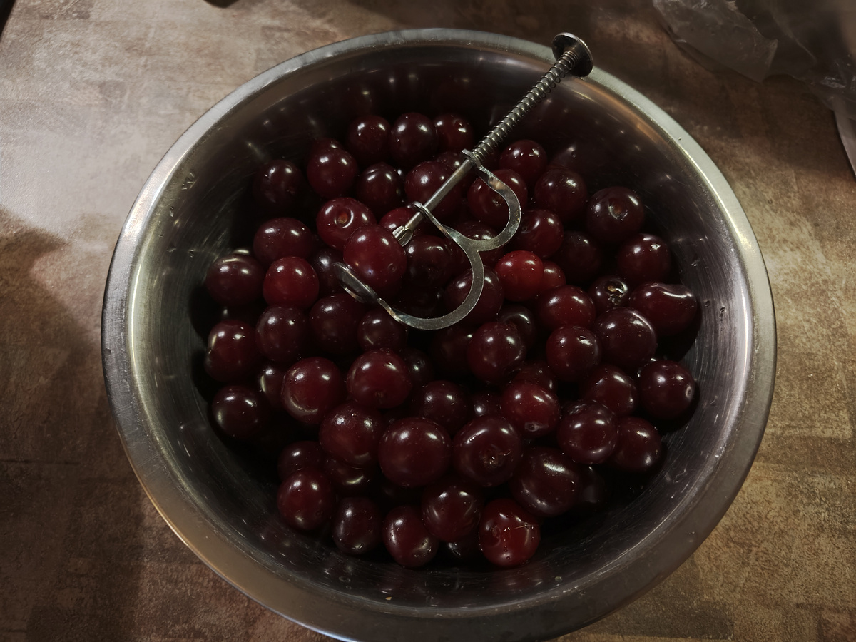 Вишня готова для удаления косточек