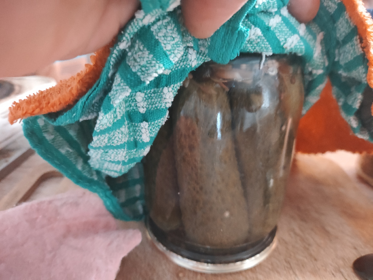 Укутанная стоит, еще горячая.