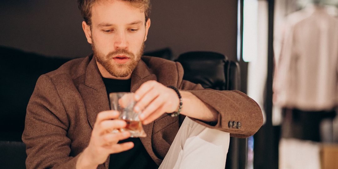 Почему люди пьют? Отвечает психолог