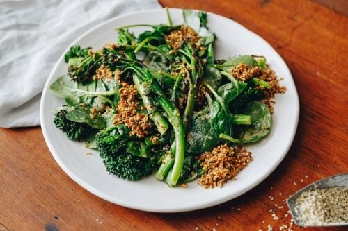 Вариант подачи обжаренных брокколи