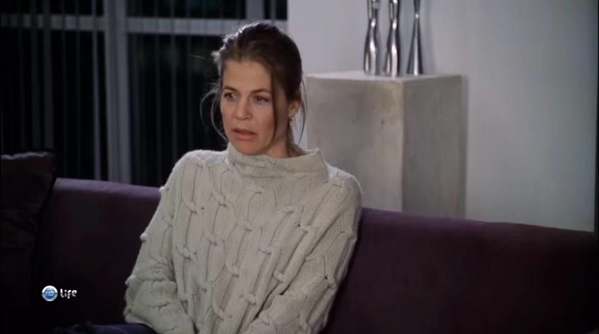 Это как вообще? Она должна была метать в него ножи и сковородки...