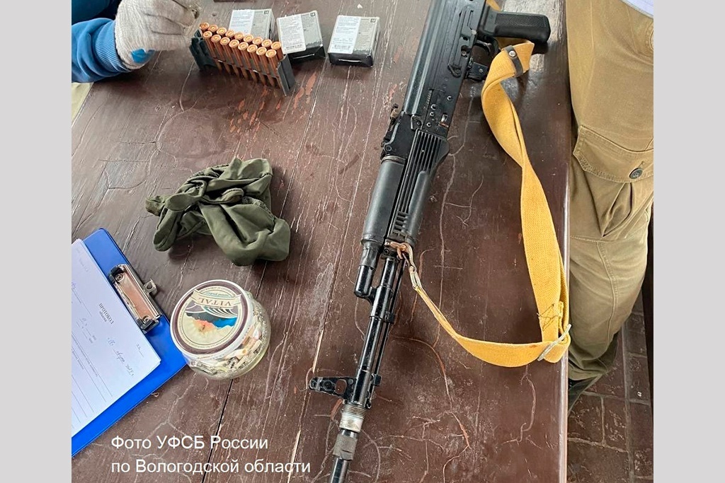    Дело слушалось в городском суде. За незаконный оборот огнестрельного и газового оружия, боеприпасов и взрывчатых веществ судили череповчан 39 и 64 лет.