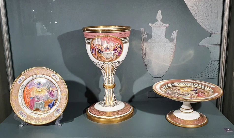 Литургический прибор (потир, дискос и тарель). Императорский стекольный завод. Конец XIX - начало XX века. Молочное стекло, выдувание, роспись полихромными силикатными красками и золотом