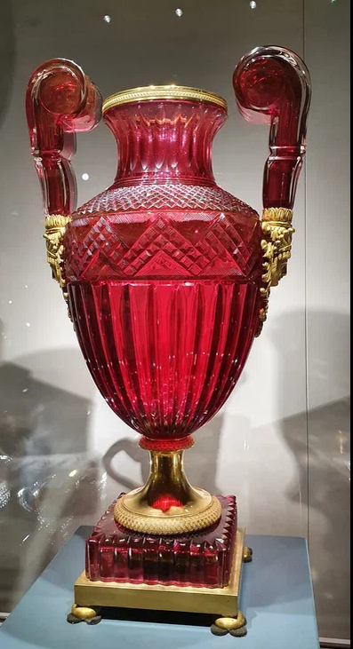 Ваза с маскаронами. Императорский стекольный завод. 1830 г. Хрусталь бесцветный с подцветом "золотого рубина", бронза, выдувание, гранение, литьё, золочение