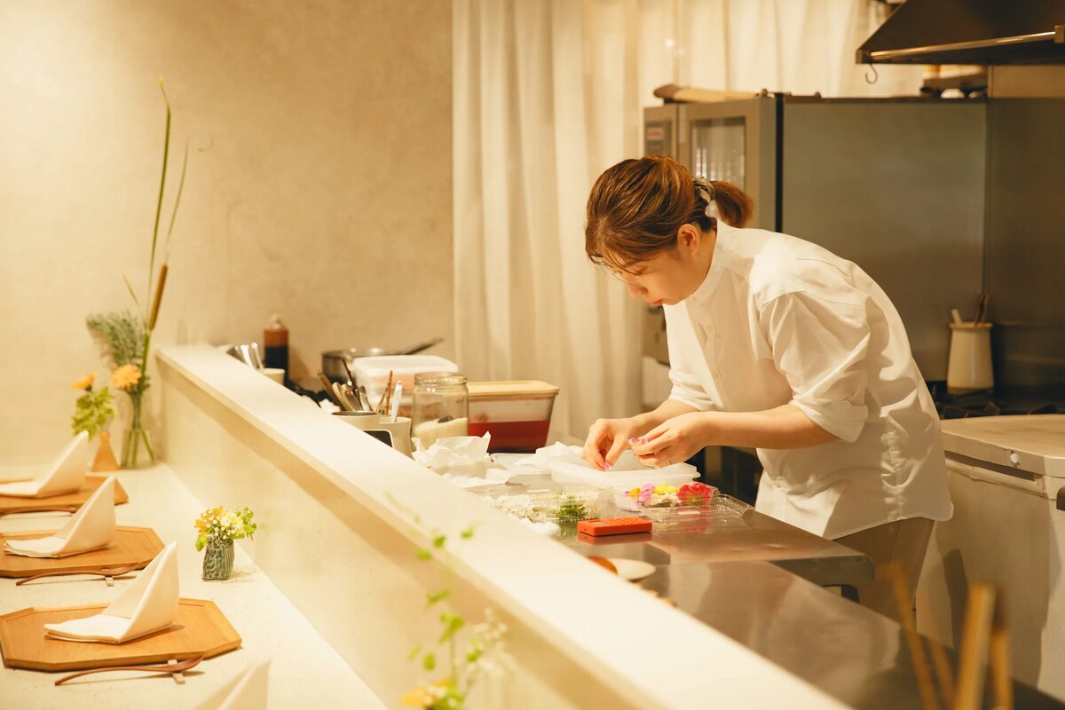 Фото: Кейсуке Танигава с сайта https://www.timeout.com/tokyo/news/tokyo-dessert-restaurant-haruka-murooka-specialises-in-sweet-omakase-courses-080725