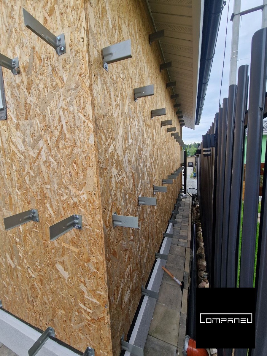 Технология монтажа панелей COMPANEL
Панели COMPANEL — это современное решение для облицовки фасадов и интерьеров. Благодаря малому весу и продуманной системе креплений их установка проста и не требует массивных несущих конструкций. Ниже приведена пошаговая инструкция по монтажу, включающая 4 основных этапа.

Этап 1. Разметка и установка кронштейнов
С помощью лазерного уровня производится точная разметка мест установки кронштейнов.

Отмечаются линии вертикального расположения направляющих, а также точки крепления кронштейнов к несущей стене.

Кронштейны устанавливаются строго по лазеру, что обеспечивает идеальную плоскость будущей облицовки.

Крепление осуществляется анкерными болтами или дюбелями, в зависимости от материала стены.