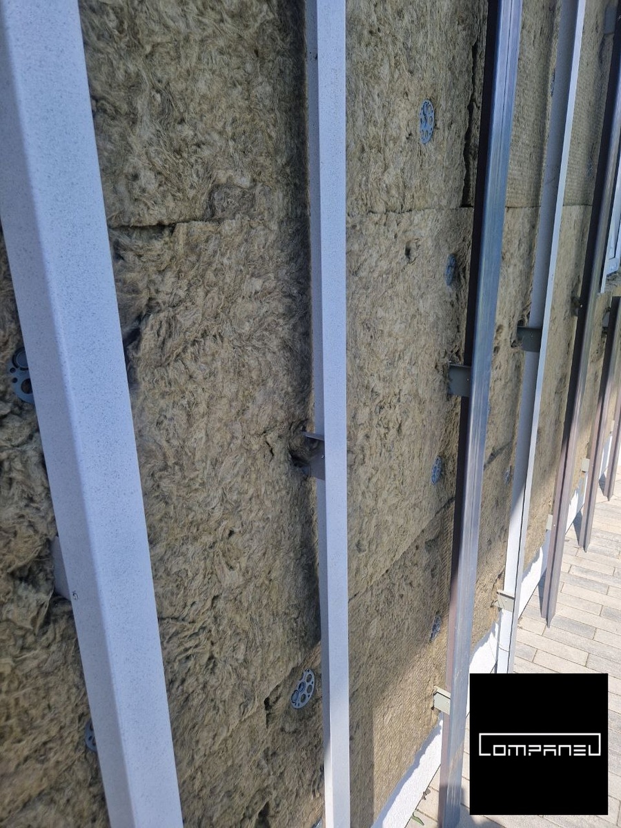 Этап 2. Монтаж утеплителя
После установки кронштейнов между ними укладывается утеплитель требуемой толщины (минеральная вата или другой негорючий теплоизоляционный материал).

Для фиксации утеплителя применяются специальные тарельчатые дюбели.

Швы утеплителя рекомендуется перекрывать вразбежку, чтобы минимизировать теплопотери.

Поверх утеплителя при необходимости монтируется ветрозащитная мембрана.