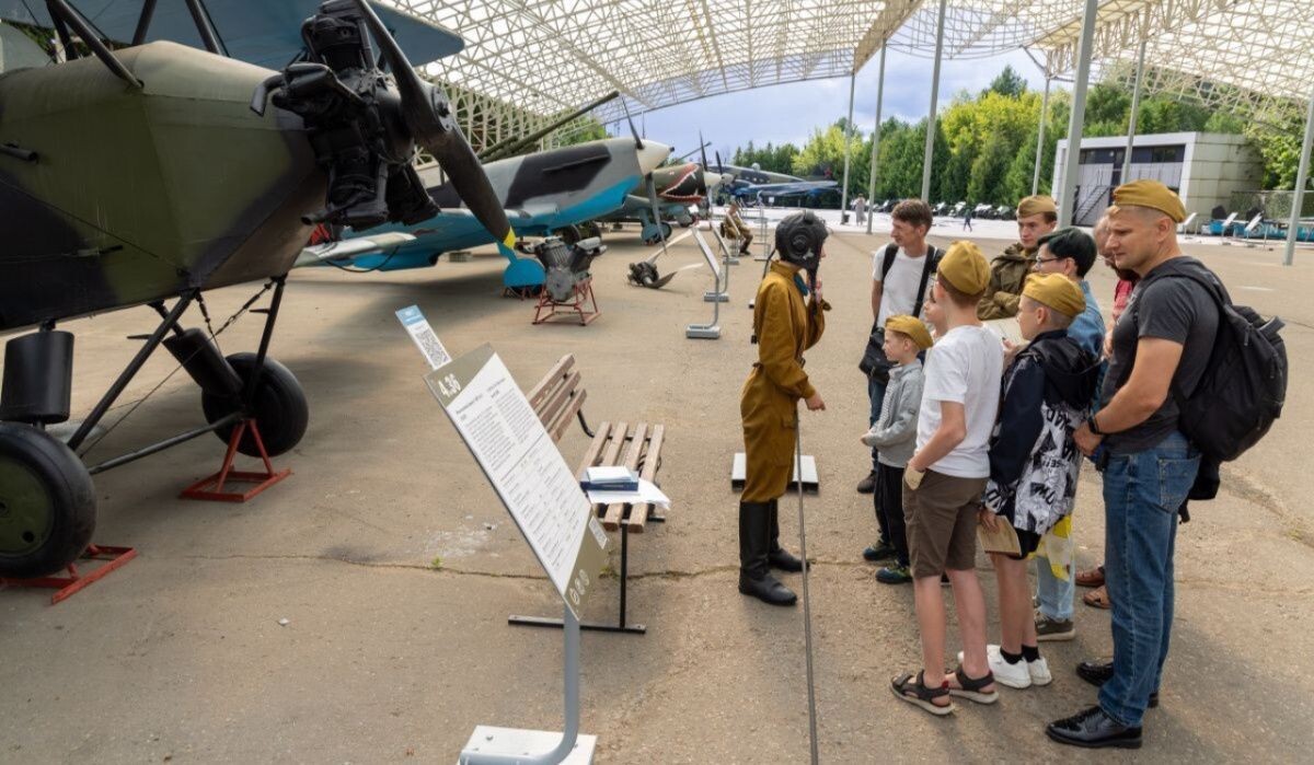     Экскурсия ко Дню ВВС в Музее «Г.О.Р.А.» Источник: victorymuseum.ru Автор фото: Пресс-служба Музея Победы