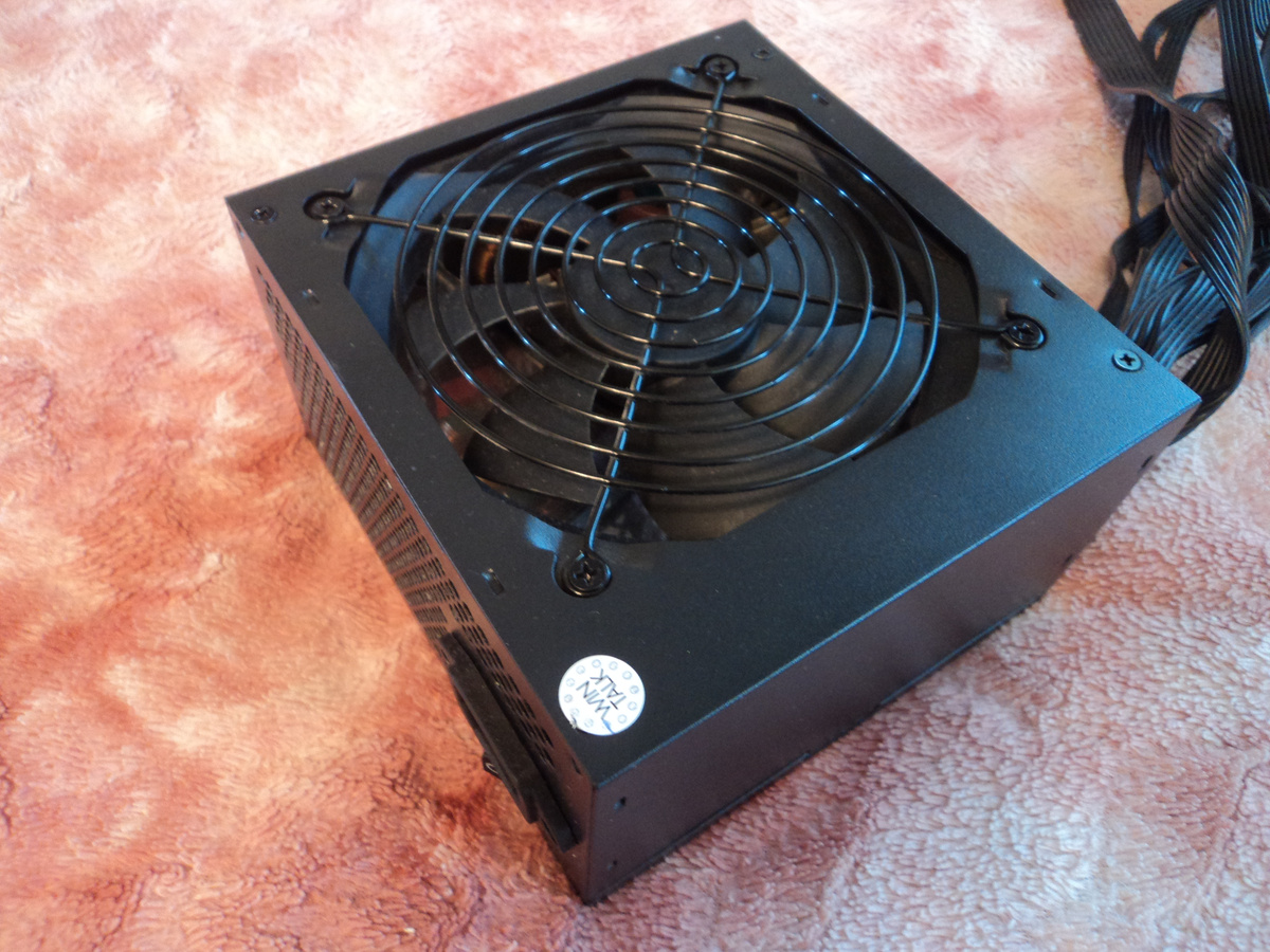 Внешний вид блока питания. Фото автора.