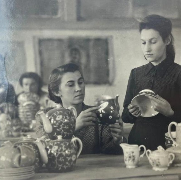 Н.А. Дагмарелли (стоит) на заводе в Кузяево. Сидит - художник КФЗ Ю.В. Королёва. Фото взято в интернете.