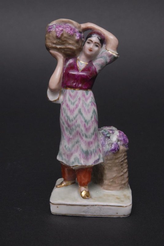 Скульптурная композиция "Узбечка с корзинкой винограда". 1946-1948. Высота 11,6 см. Фарфор, роспись, позолота.  Государственное бюджетное учреждение культуры города Москвы "Государственный дворцово-парковый музей-заповедник "Останкино и Кусково".