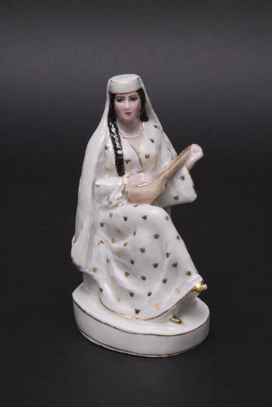 Скульптурная композиция "Чонгуристка" (Чонгури - грузинский 4-струнный щипковый музыкальный инструмент). 1946-1948. Высота 12,0 см. Фарфор, роспись, позолота.  Государственное бюджетное учреждение культуры города Москвы "Государственный дворцово-парковый музей-заповедник "Останкино и Кусково".