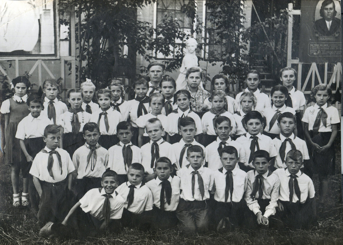 На фото я в пионерском лагере (стою крайняя справа). Мне 10 лет, и я безответно влюблена в племянника вожатого (крайний во втором ряду слева).