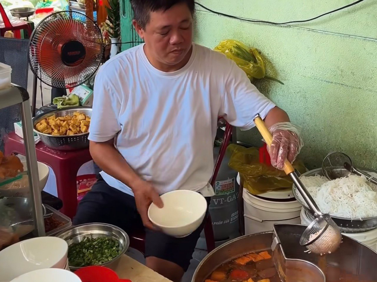 Простой суп с рисовой лапшой и тофу