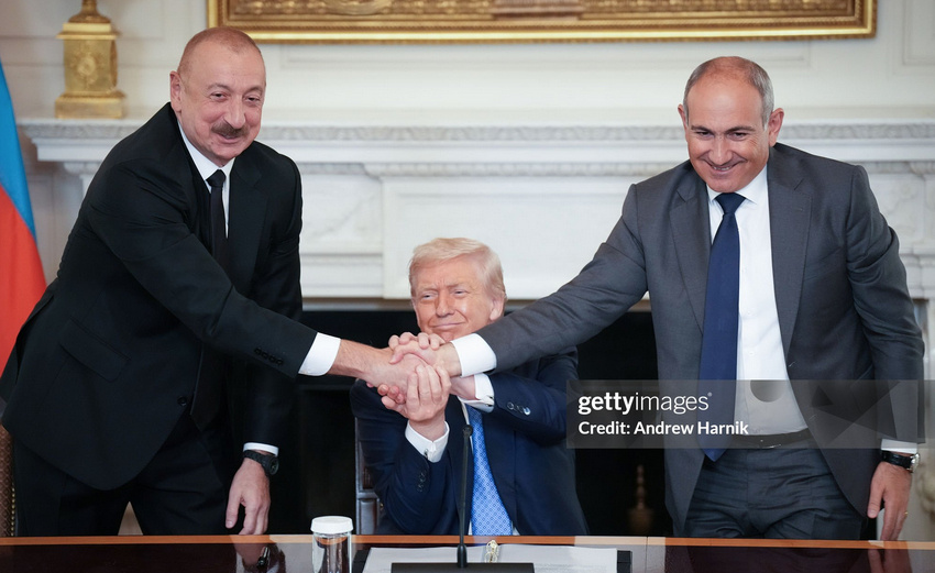    Президент Азербайджанской республики Ильхам Алиев, премьер-министр Республики Армении Никол Пашинян и президент США Дональд Трамп