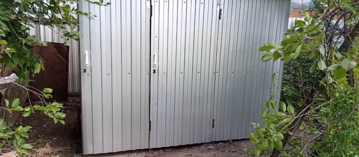 Мое небольшое техническое здание с отделением для туалета (пока пустое)