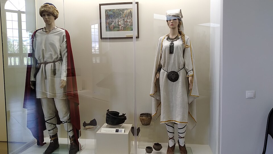 Реконструкция древних мокшанского (справа) и эрзянского (слева) костюмов VIII–X веков (музейные экспонаты).