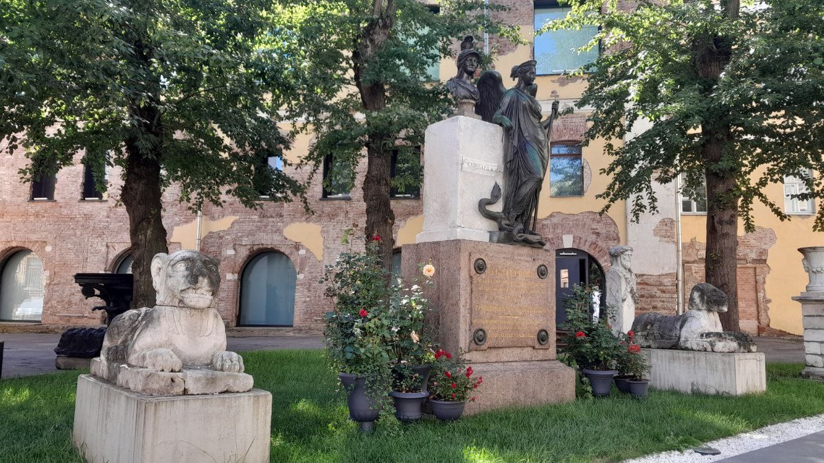 Флигель "Руина" на заднем плане Скульптурного дворика