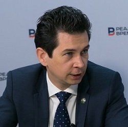    — Сегодня каждый восьмой предприниматель или самозанятый в республике работает через маркетплейсы, и для трети из них это основной доход. В среднем годовая выручка каждого татарстанского селлера превышает 1,2 млн рублей. Татарстан — один из немногих регионов с положительным торговым балансом на маркетплейсе Wildberries: по данным на конец 2024 года, предприниматели республики продали через этот маркетплейс в 1,5 раза больше, чем купили татарстанцы. Наши селлеры занимают 1-е место по сумме продаж по Приволжскому федеральному округу и лидирующие позиции по сумме продаж среди всех регионов России, — отметил бизнес-омбудсмен.